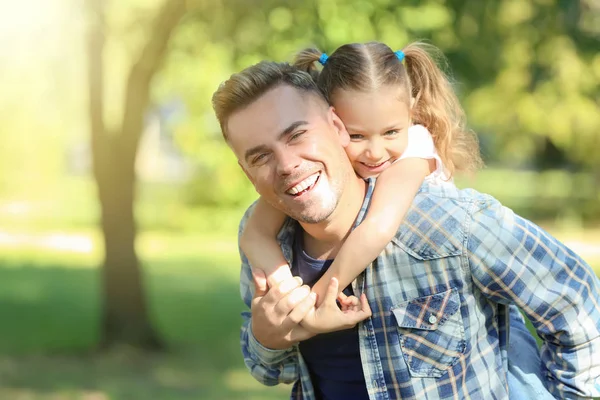 Feliz Padre Hija Parque Verde —  Fotos de Stock