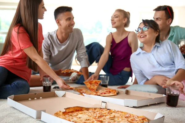 Jovens Divertindo Festa Com Deliciosa Pizza Dentro Casa — Fotografia de Stock