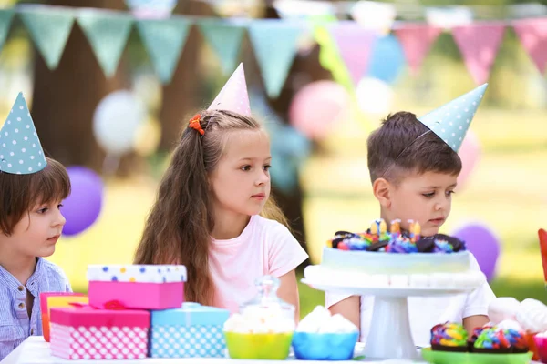 Lindos Niños Celebrando Cumpleaños Aire Libre —  Fotos de Stock