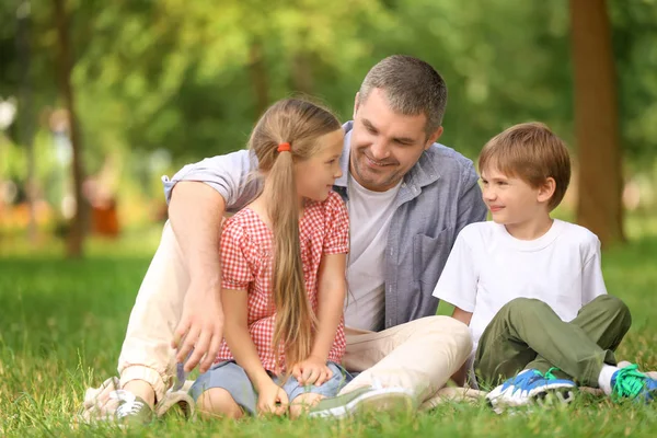 Felice Famiglia Che Riposa Sul Plaid Nel Parco — Foto Stock