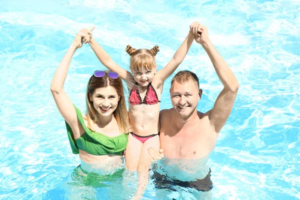 Família Feliz Descansando Piscina — Fotografia de Stock