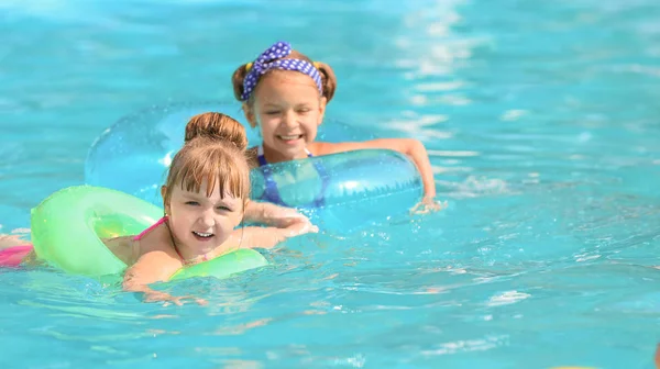 Enfants Mignons Nageant Dans Piscine Jour Été — Photo