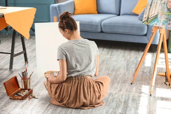 Artiste Féminine Peinture Tableau Dans Atelier — Photo