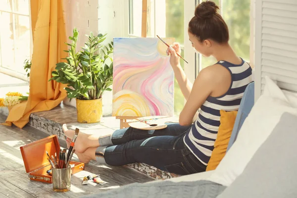 Tableau Peinture Artiste Féminin Assis Sur Rebord Fenêtre Dans Atelier — Photo