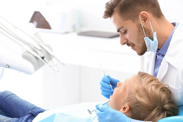牙科医生在诊所检查小男孩的牙齿 — 图库照片