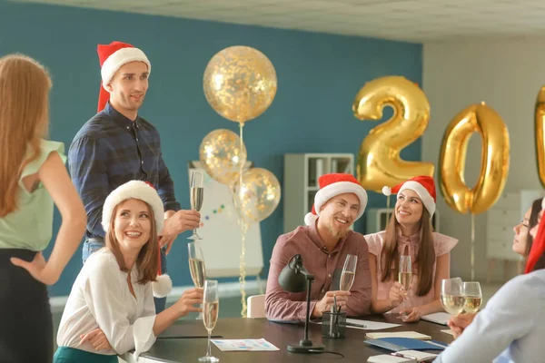 Jovens Com Copos Champanhe Celebrando Natal Festa Corporativa Escritório — Fotografia de Stock