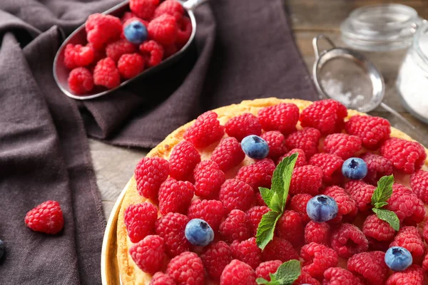 Köstlicher Himbeer Käsekuchen Auf Dem Tisch Nahaufnahme — Stockfoto