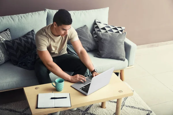 Junge Freiberuflerin Arbeitet Hause Laptop — Stockfoto