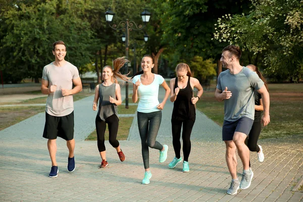 Groep Voor Sportieve Mensen Lopen Buiten — Stockfoto