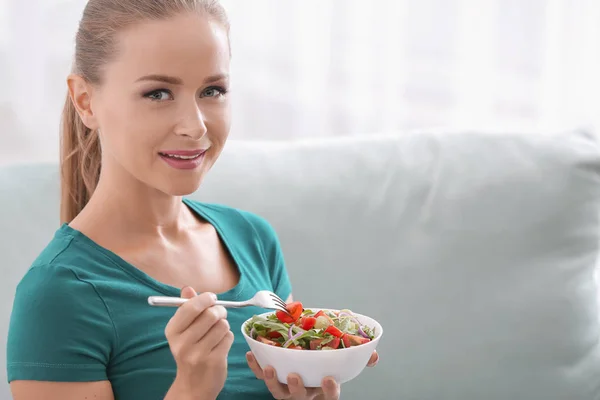 Belle Femme Mangeant Salade Légumes Frais Maison — Photo