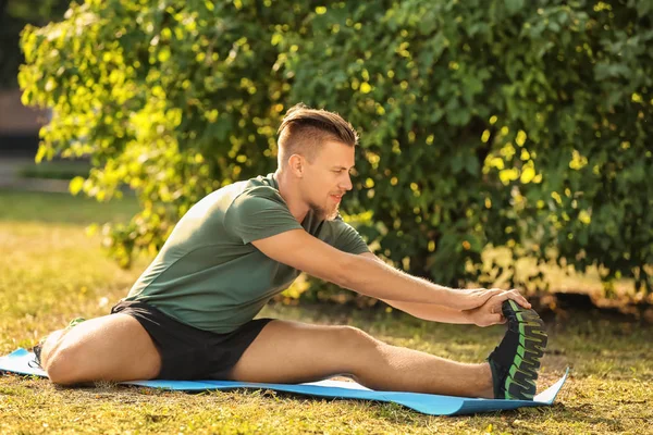 Jeune Homme Sportif Entraînant Extérieur — Photo