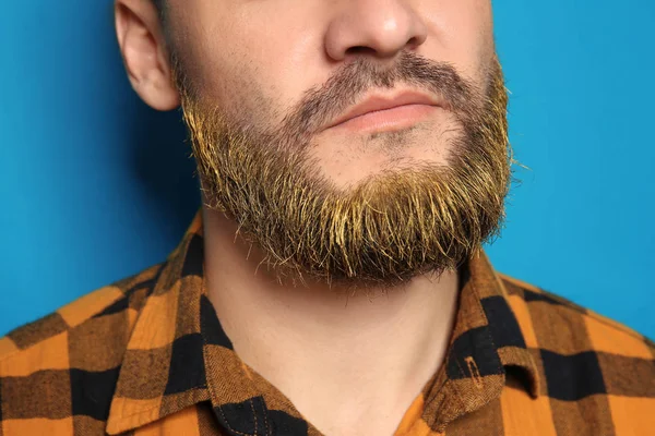 Schöner Mann Mit Gefärbtem Bart Auf Farbigem Hintergrund Nahaufnahme — Stockfoto