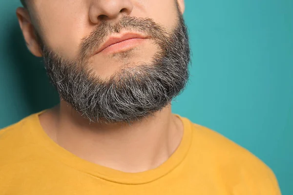 Hombre Guapo Con Barba Teñida Sobre Fondo Color Primer Plano —  Fotos de Stock