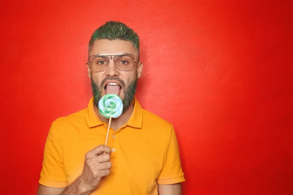 Retrato Hombre Hipster Con Piruleta Sobre Fondo Color — Foto de Stock