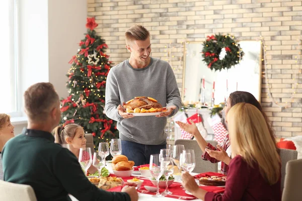 Glad Familj Som Äter Julmiddag Hemma — Stockfoto