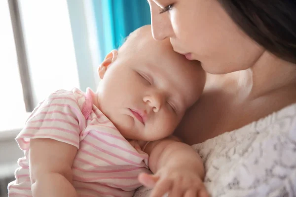 Mãe Com Seu Bebê Dormindo Casa — Fotografia de Stock