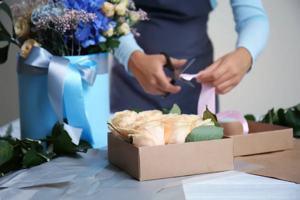 Geschenkbox Mit Schönen Blumen Auf Dem Tisch Des Floristen — Stockfoto