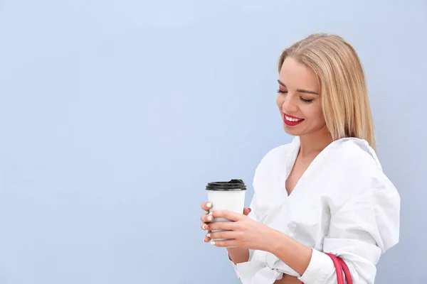 Bella Giovane Donna Con Tazza Caffè Vicino Alla Parete Colore — Foto Stock