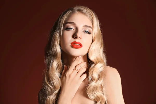 Bella Giovane Donna Con Rossetto Rosso Brillante Sfondo Colore — Foto Stock