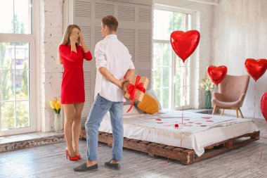 Genç adam evde arkasından sevgili kız için mevcut holding