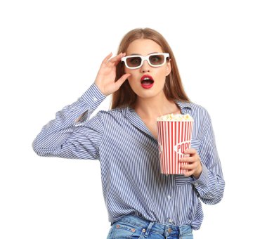 Patlamış mısır ve beyaz arka plan üzerinde 3d sinema gözlük fincan duygusal genç kadın