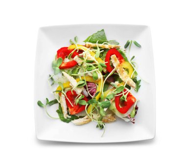 Beyaz zemin üzerine lezzetli tavuk salata ile plaka