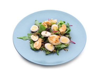 Beyaz zemin üzerine lezzetli tavuk salata ile plaka