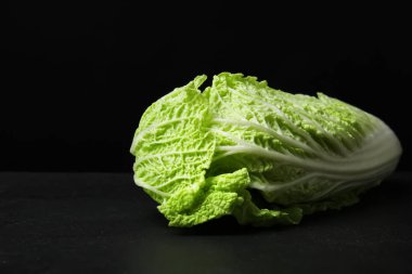 Koyu arka plan üzerinde olgunlaşmış taze lahana