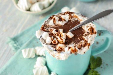 Tablo, closeup marshmallow ile lezzetli kakao fincan