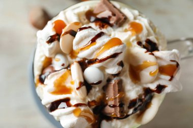 Marshmallow, closeup ile lezzetli kakao fincan