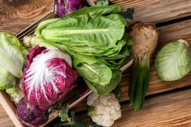 Lahana ahşap arka plan üzerinde farklı tipleri ile sandık