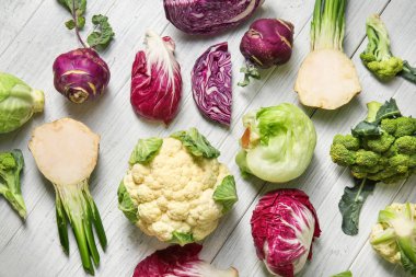 Lahana hafif ahşap arka plan üzerinde farklı türleri