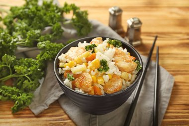 Haşlanmış pirinç, et ve sebze ahşap masa üzerinde kase