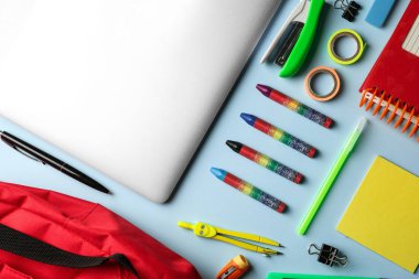 Renk arka plan üzerinde farklı okul Kırtasiye ile kompozisyon