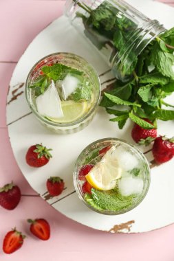 Ahşap tahta üzerinde taze çilek limonata