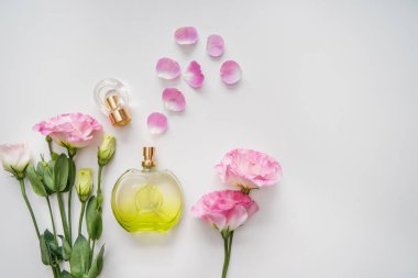 Parfüm ve beyaz arka plan üzerinde çiçek şişe ile güzel kompozisyon