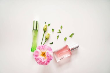 Parfüm ve beyaz arka plan üzerinde çiçek şişe ile güzel kompozisyon