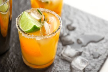 Lezzetli soğuk kayrak plaka üzerinde kokteyl bardak