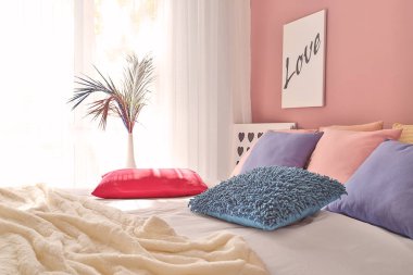 Modern konforlu yatak odası.