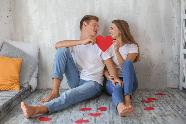Feliz Jovem Casal Com Coração Vermelho Sentado Chão Casa — Fotografia de Stock