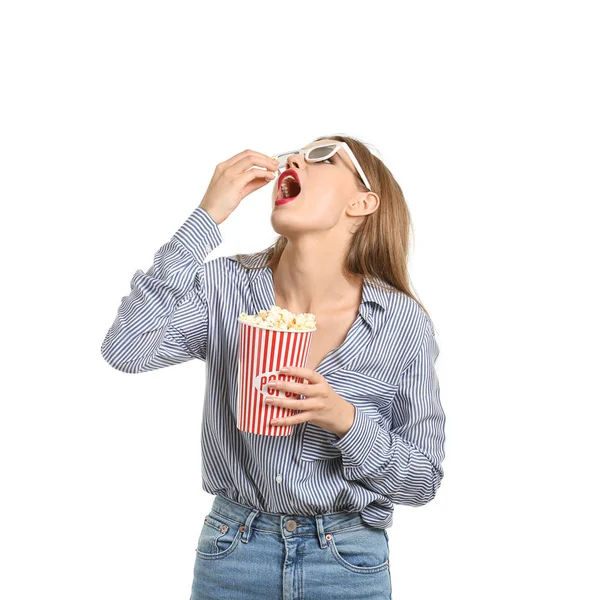 Schöne Junge Frau Mit Kinobläsern Die Popcorn Auf Weißem Hintergrund — Stockfoto