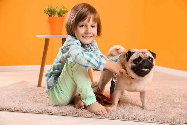 Mały Chłopiec Siedzi Słodkie Mops Pies Piętrze Domu — Zdjęcie stockowe