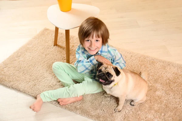 Menino Sentado Com Cachorro Bonito Chão Casa — Fotografia de Stock