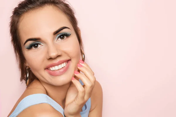 Vacker Ung Kvinna Med Rosa Läppstift Färg Bakgrund — Stockfoto