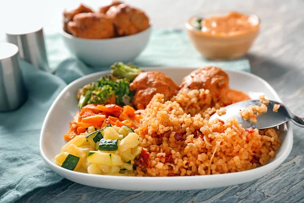 Tasty Kokt Ris Med Köttbullar Och Grönsaker Tallriken — Stockfoto