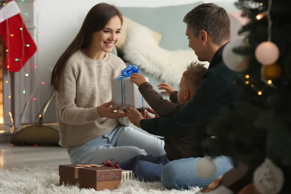 Família Feliz Com Presentes Natal Casa — Fotografia de Stock