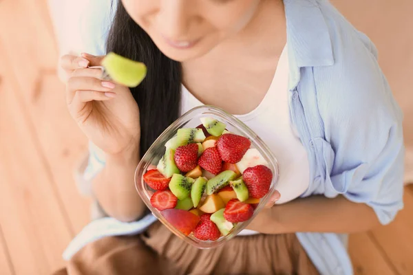 Frau Isst Gesunden Obstsalat Hause Nahaufnahme — Stockfoto