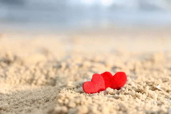 Pequenos Corações Vermelhos Areia Praia — Fotografia de Stock