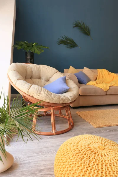 时尚的客房内部配有扶手椅和热带树叶 — 图库照片