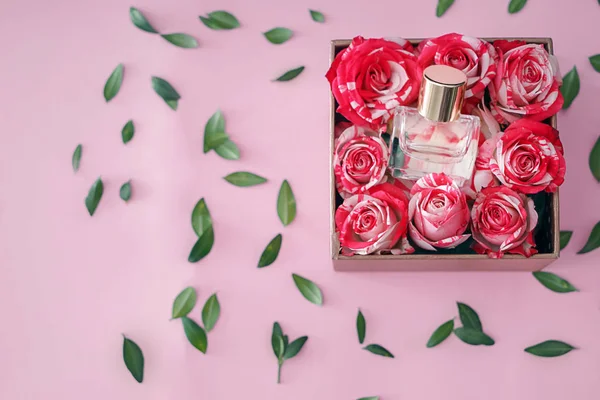 Scatola Con Bottiglia Profumo Rose Sfondo Colore — Foto Stock